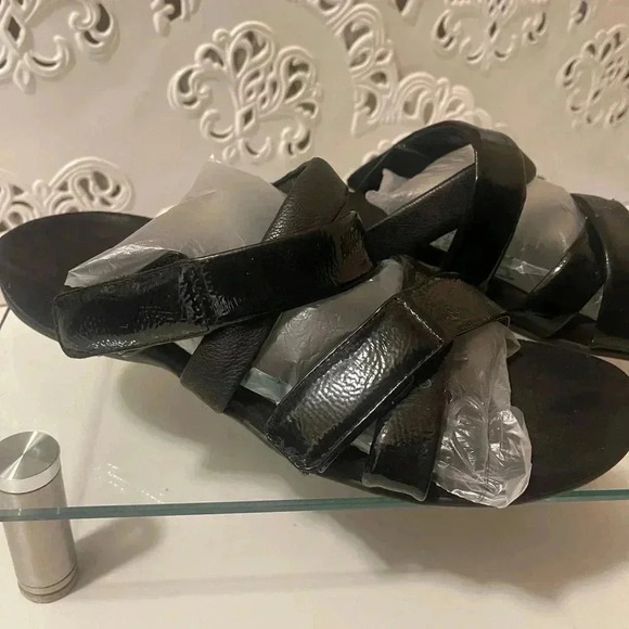 Vionic soft Sandel patent leather in great conditions - Picture 2 of 16